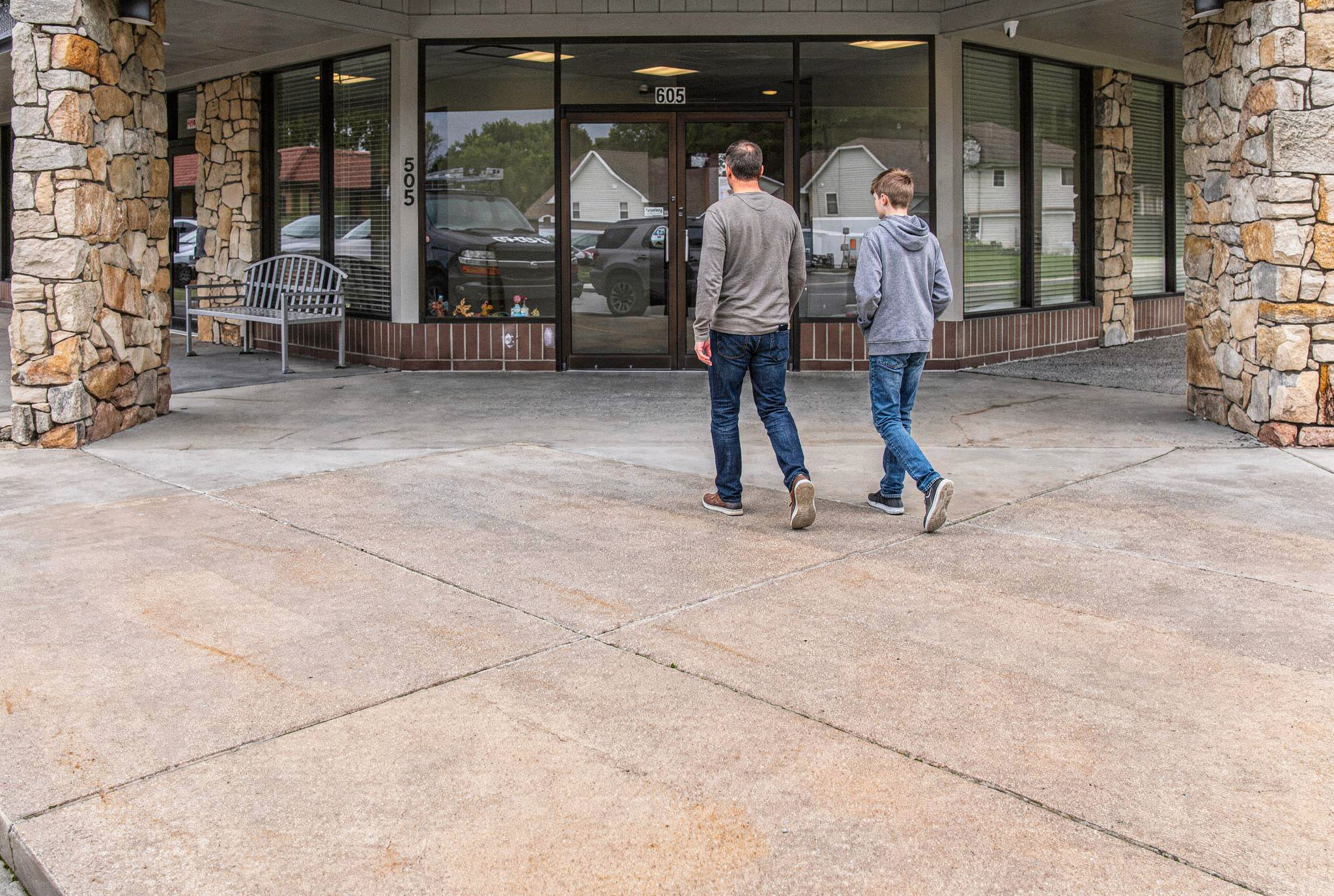 Two people walking up to the entrance at Genesis Counseling